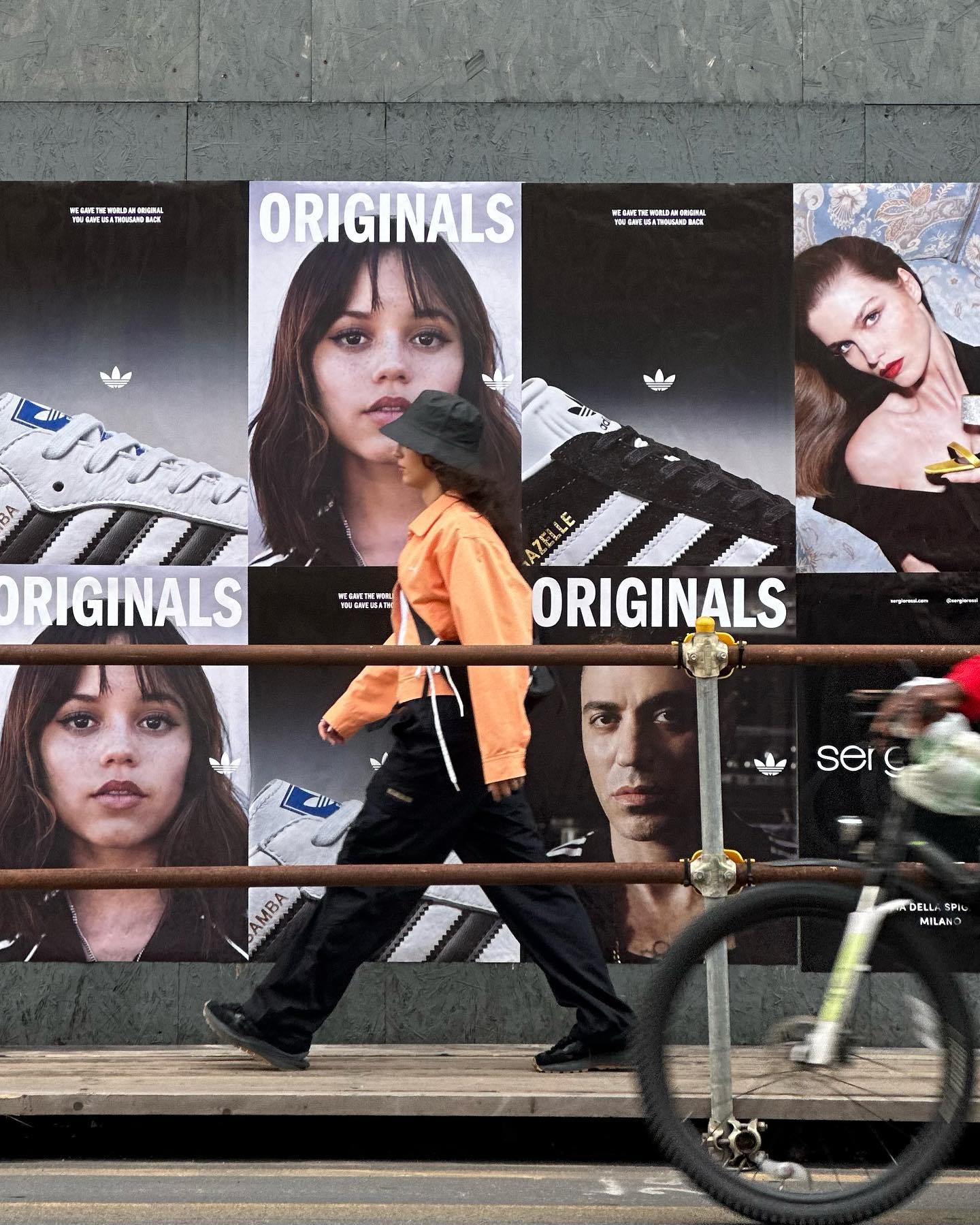 giacca arancione in giro per MI @obeyclothing