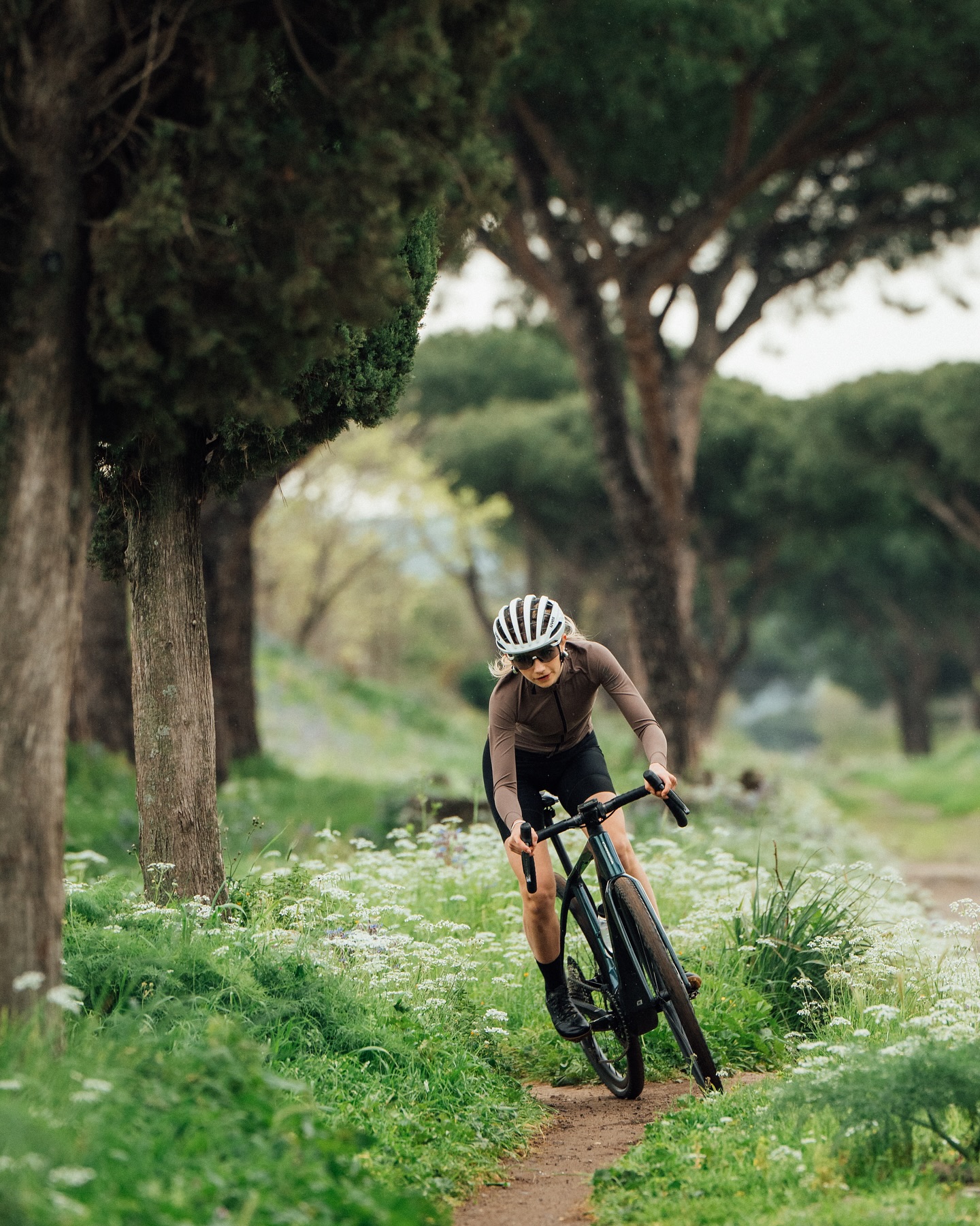 Dietro le quinte del nuovo episodio “Regina Viarum” di #PCHMM 🌿

Da ex studentessa del Liceo Classico, non posso non essere entusiasta di aver pedalato lungo la Via Appia. Ma potete venire in sella con me e scoprire la storia dietro a questa meraviglia ingegneristica, nel nuovo episodio pachamama_cycling su YT! 

ps: con questo gruppo, il divertimento e le risate non sono mancate (malgrado il freddo 🥶).. ancora grazie ragazzi laurabuenote quiquebuenocc alecubino axel_mccarthy nvcr.studio ❤️

#girlrider #girlbiker #gravel #viaappia #enjoy #exploring #gravelride #orbea #orbeadenna #cycling #cyclist #reginaviarum