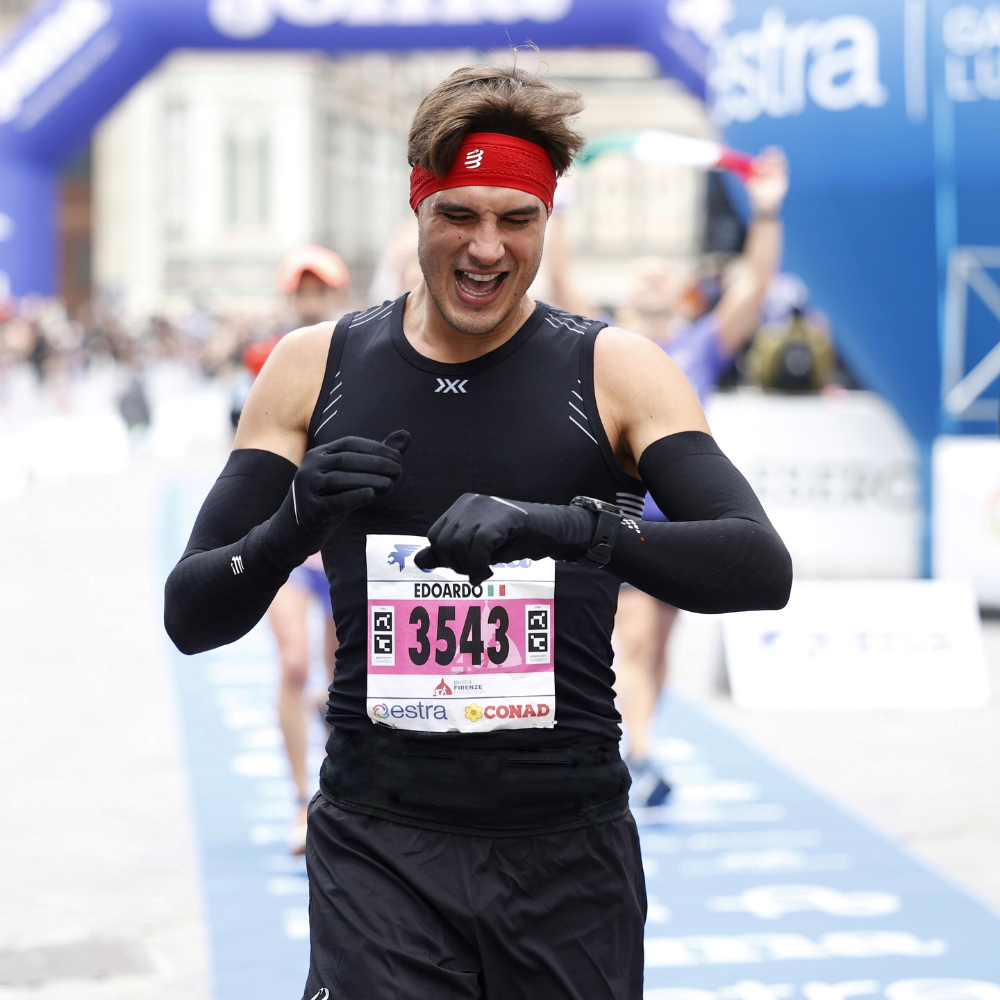 Da dove iniziare… è stato un viaggio lungo 4 mesi, giorni duri, soddisfacenti, bui, giorni in cui non avevo voglia ma dovevo farlo. 
Giorni in cui mi svegliavo presto la mattina e tornavo tardi la sera per sentirmi dire: TE SEI SCEMO. 
Giorni in cui non dovevo allenare il corpo ma la mente, giorni BELLISSIMI.
Giorni in cui non devi perdere il sorriso.
È iniziato tutto per scherzo una domenica mattina, a Colico, dove parlando con una persona mi ha aperto un mondo. 
Inizi a conoscere te stesso, nel profondo, credi di non farcela e invece più vai avanti e più ti senti invincibile. 
Se penso al me di qualche mese fà non avrei mai pensato di finire una maratona, in quel modo soprattutto. 
Sicuramente non sono il classico esempio da seguire, mi piace divertirmi, mi piace bere, mi piace fumare ma credo che sia stato anche questa la cosa che mi ha fatto andare avanti. 
Circondatevi da persone che vi vogliono bene, da persone che ci saranno sempre per te, da persone che anche se sei sperduto nel nulla ti vengono a prendere. 
Non ho un gruppo di corsa, non ho un coach, non ho un nutrizionista quindi se vi dicono che da soli non ce la farete mai, non è VERO. 
Credete sempre in voi stessi, nelle persone che siete e nella persona che volete diventare.
ASCOLTATE IL VOSTRO CORPO, è la cosa più bella che potreste fare, dovete condividerci tutta la vita.
È dura è vero, impossibile negarlo, quando la domenica mattina mi svegliavo alle 7 per andare a correre per non perdere una giornata con le persone a cui voglio bene. 
Grazie Firenze, grazie per l’emozione che mi hai fatto provare per la mia prima maratona, correre in quei posti, con così tanta storia, dove 10 anni fa andavo in giro ubriaco con i miei amici mi ha fatto scendere la lacrima. 
Grazie alla mia famiglia, grazie alla mia ragazza che ci sono sempre stati. Vedervi all’arrivo è stato unico.
Grazie a tutti gli organizzatori, volontari, partecipanti perché senza di loro questa esperienza sarebbe stata impossibile.
Come mi piace sempre dire: TUTTO DI TESTA MIA!
Ho chiuso la mia prima maratona in 3:16:45, senza nessun dolore muscolare, non potevo chiedere di meglio.
Oggi con la febbre vi dico: ci vediamo a marzo a ROMA! 🤍