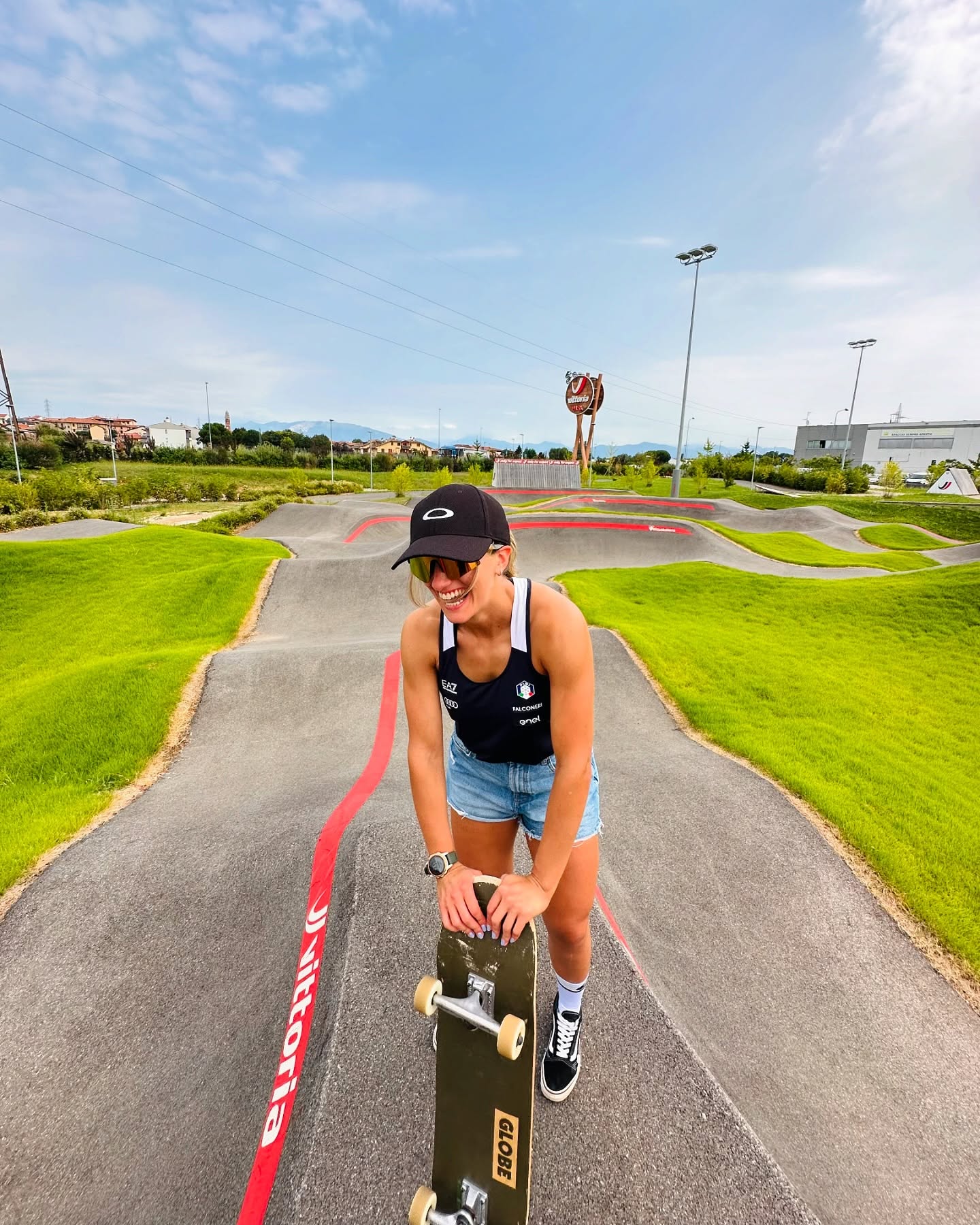 09.06 So far so good ☀️

#snowboardgirls #skate #pumptrack #wearefisi #vittoriapark