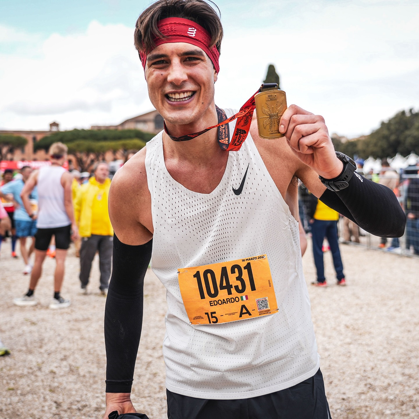 MARATONA DI ROMA! 🏅
Percorso bellissimo con partenza dal Colosseo e arrivo al Circo Massimo, nel mezzo 42,195km di divertimento, sofferenza e resilienza.
Tempo effettivo: 3:12:10. 
Non il risultato che volevo ma si continua a lavorare.
Classifica generale: 650^ su 28.000mila iscritti.
Classifica di categoria: 152^.
Grazie @runrome_themarathon per l’organizzazione e lo spettacolo che avete creato. 🧡🧡
Ci vediamo a Venezia.