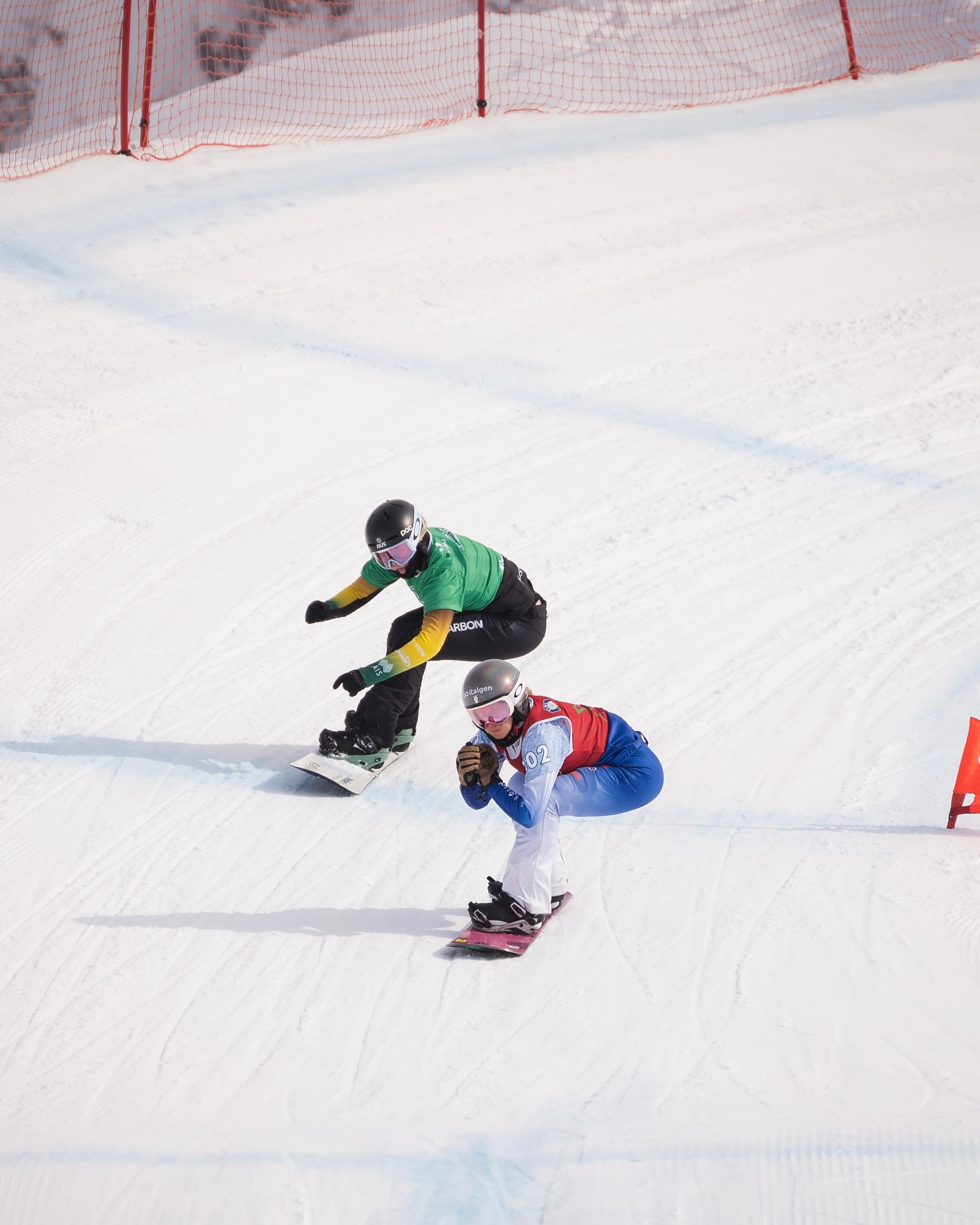 When my coaches say I have to push harder ➡️
Then there’s @maya.billingham making my day with the ultimate race face! 
Girl, I’m terrified right now! 😛

📸 @alesiska20 @coppaitaliacross 

#sbx #snowboardcross #snowboardgirls