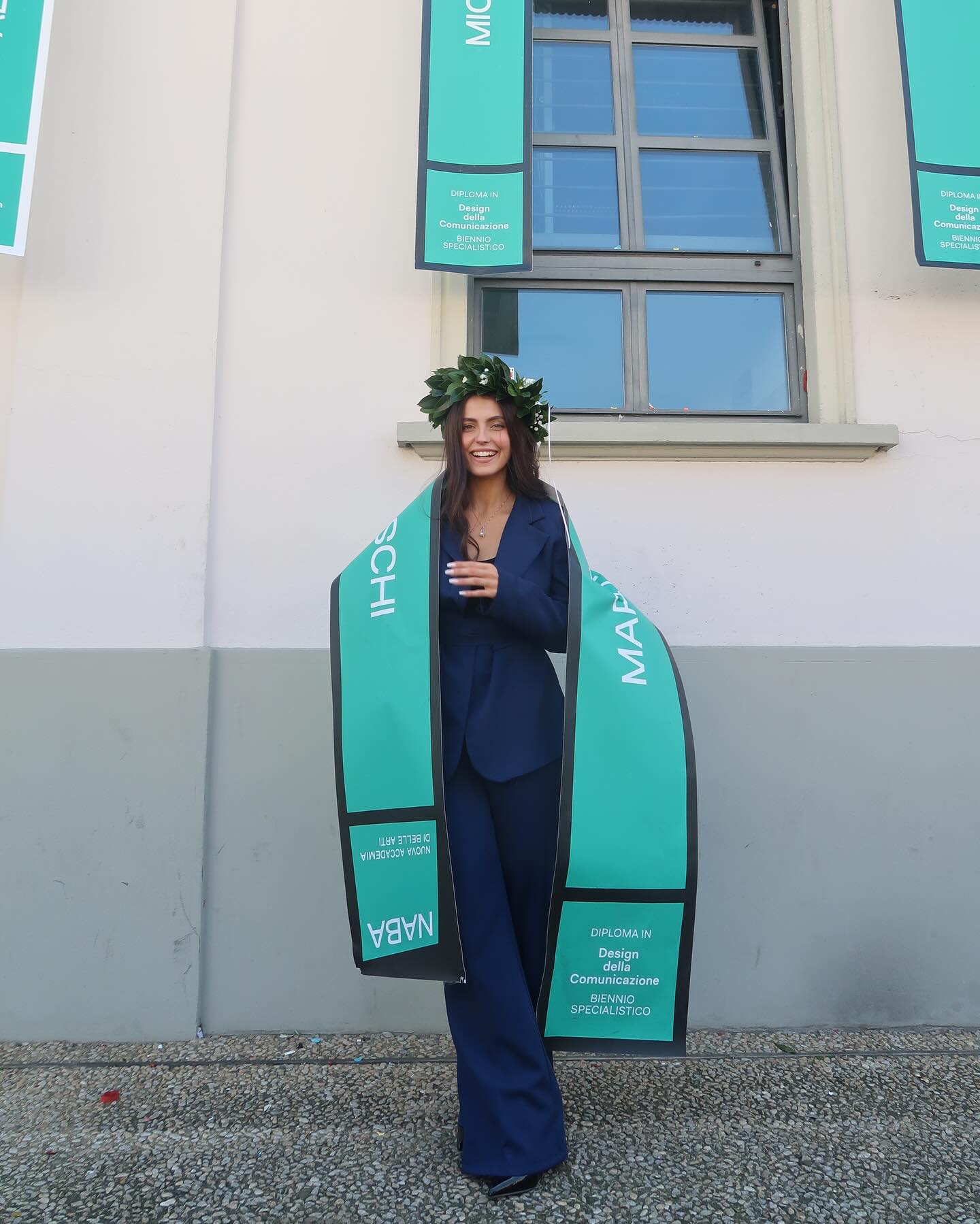 A quella che ha stretto i denti tra un esame e un turno.
Che ha fatto spazio ai sogni tra mille doveri.
Che ha pianto in silenzio, ma non ha mai smesso di crederci.
Questa laurea è fatta di mani che mi hanno sorretto, di sguardi che mi hanno incoraggiata, di amore che mi ha dato forza nei momenti più difficili.
È per chi c’era, davvero.
Per chi ha visto la fatica dietro ogni passo.
Per chi ha saputo restare.
E per chi se n’è andato, ma che sento ancora vicino, ogni giorno.